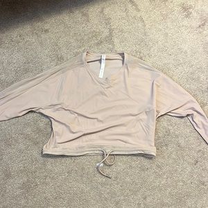 Long sleeve lulu cropped shirt. In a light pink blush color.